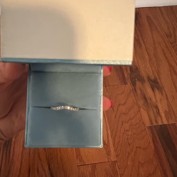 Jared Curved Diamond Wedding ring! - Picture 4 of 10